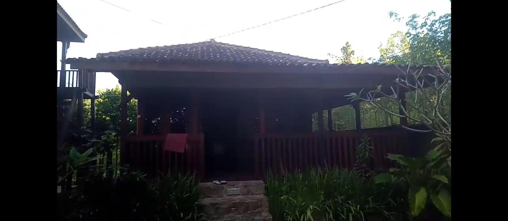Hendro's Surf Camp Pulau Merah