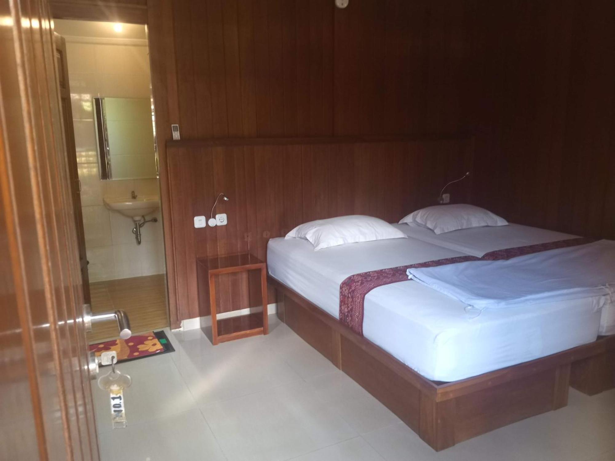 Hendro's Surf Camp Pulau Merah * Pasanggaran